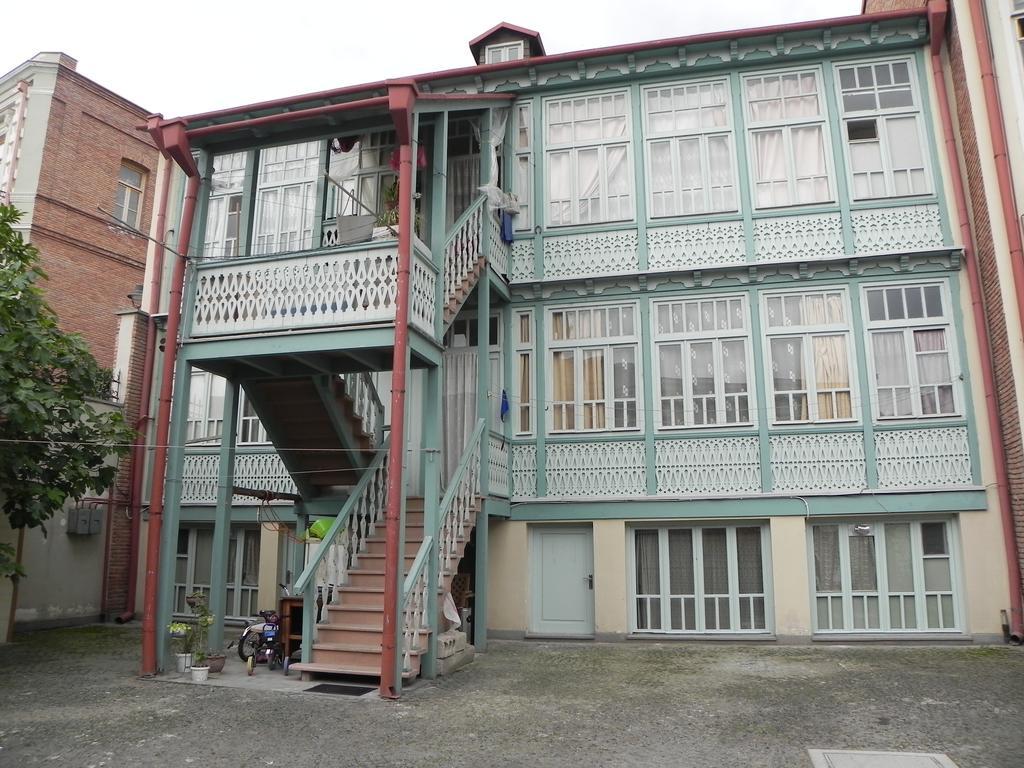 Old Yard Guest House ティビリシ エクステリア 写真