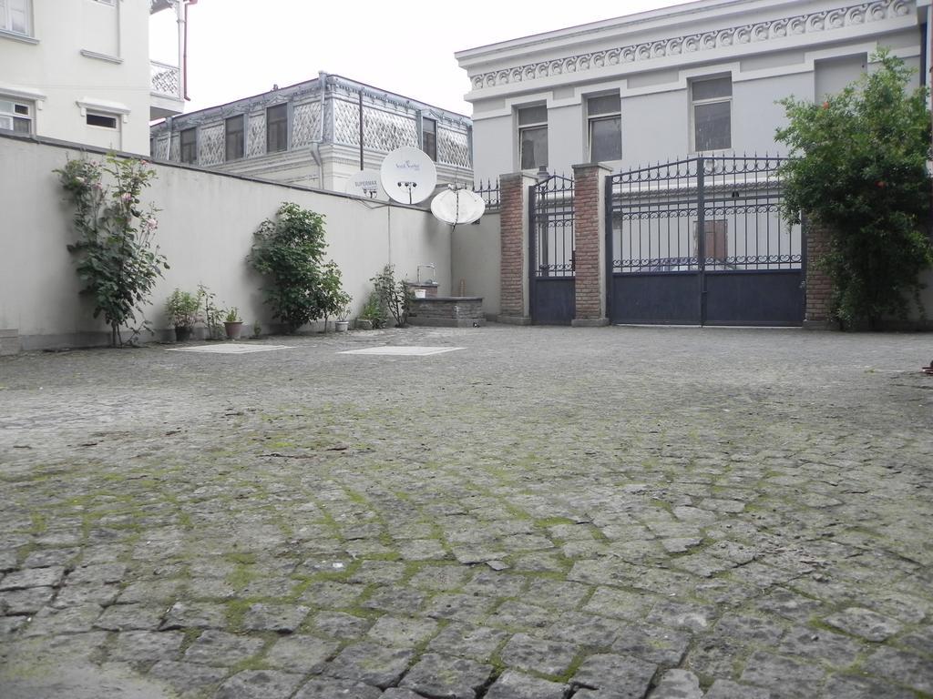 Old Yard Guest House ティビリシ エクステリア 写真