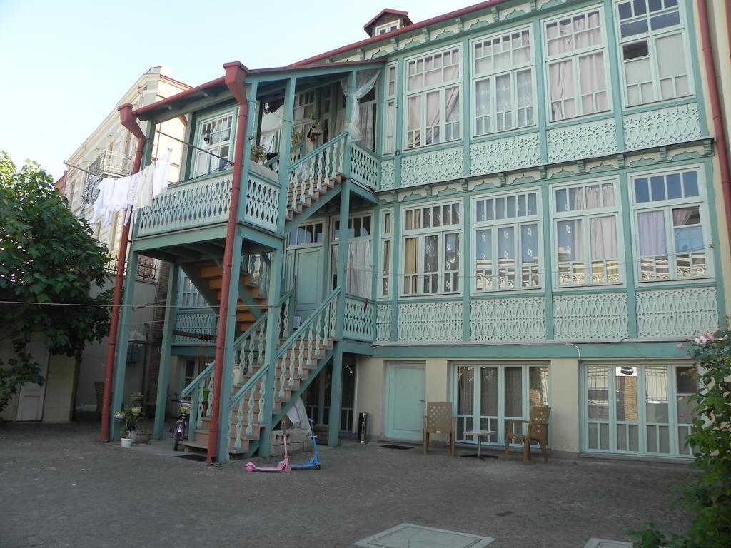 Old Yard Guest House ティビリシ エクステリア 写真